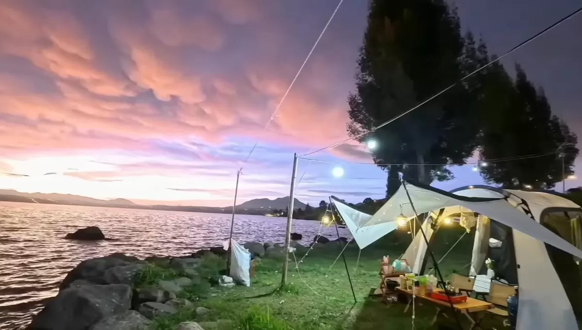 Suasana senja di Pulau Indah Danau Diatas Alahan Panjang Kabupaten Solok Sumatera Barat  (youtube Lakibini jalan jalan)