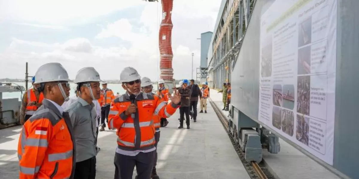 Wapres Gibran Rakabuming meninjau proyek pengembangan pabrik dan dermaga ekspor PT Solusi Bangun Indonesia di Tuban. (Ist)