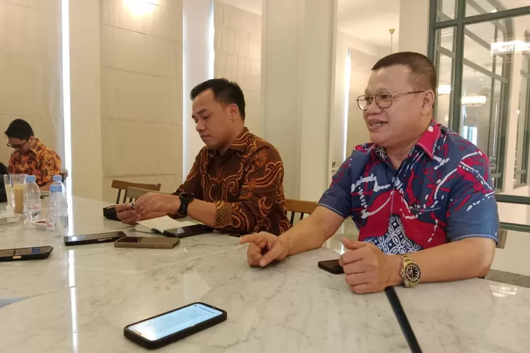 Fahri Timur (kanan) dan rekannya yang menjadi kuasa hukum pelapor, memberi keterangan kepada wartawan di Palu Selasa sore (11/2/2025) terkait pelaporan Polda Sulteng ke Komisi III, Wapres RI dan beberapa lagi lembaga lainnya terkait SP3 tersangka Waris Abbas. (Foto: Ist).