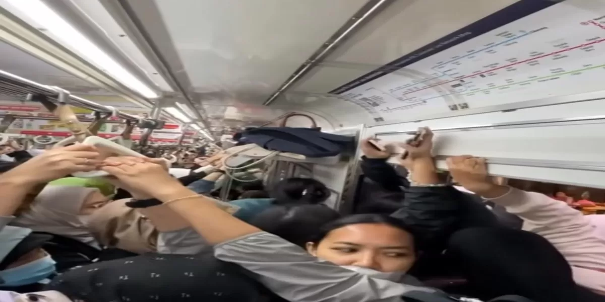 Penumpang KRL berdesakan di jam sibuk, utamakan kewaspadaan dan jaga barang bawaan. (Ist)