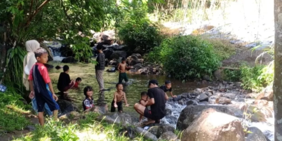 Wisatawan berendam di sungai kaki Gunung Gede yang dipercaya berkhasiat saat libur Lebaran (Ist)