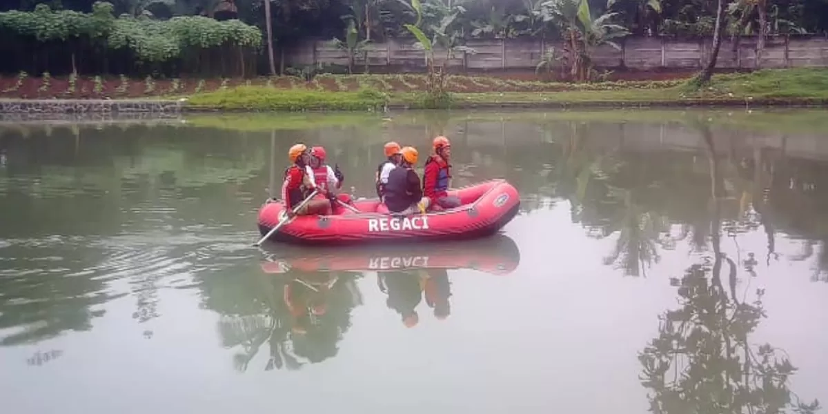 Pemdes Cihideung Ilir bersama RESUS melakukan survei kedalaman Setu Cibanteng sebagai tahap awal pengembangan wisata alam desa. (AF)