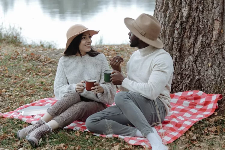 ilustrasi Wanita Jatuh Cinta Pada Pandangan Pertama. (Foto/Pexels/Thirdman.)