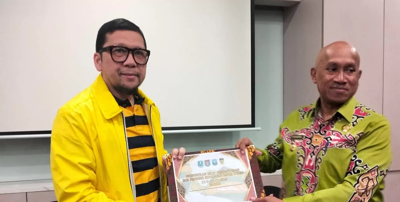 Wakil Ketua Baleg DPR RI, Achmad Doli Kurnia Tandjung menerima dokumen aspirasi usulan pembentukan DOB Provinsi Papua Utara dari Masyarakat melalui Bupati Biak Numfor Markus Mansnembra, di Biak.