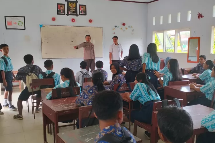 Polsek Torue di Kabupaten Parigi Moutong, Sulawesi Tengah, menyambangi siswa siswi SMP untuk sosialisasi bahaya kenakalan remaja. (Foto: Ist).