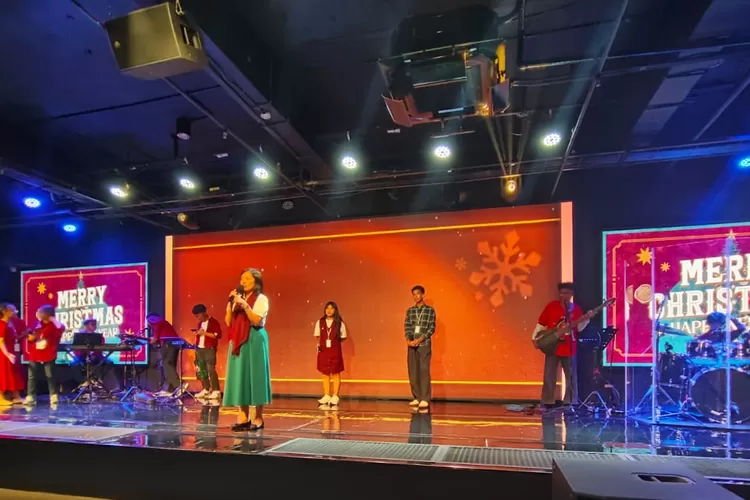 Pelaksanaan perayaan natal siswi nasrani SMPN 1 DEPOK di Gereja Mawar Saron (GMS) Depok, Selasa (16/12).&nbsp; (ANDIKA EKA/RADAR DEPOK)