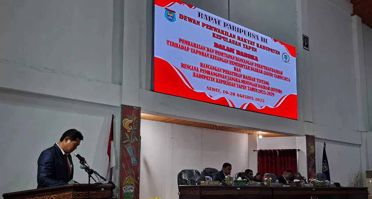 Fraksi Nasdem saat membacakan tanggapan umum fraksinya pada Sidang Paripurna III di gedung DPRK Kp Yapen, Selasa (19/8). (DOK NASDEM DPRK YAPEN)