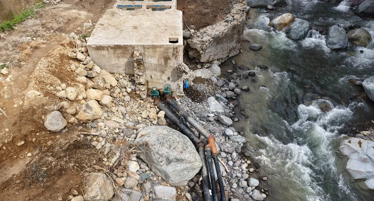 Pemulihan infrastruktur air bersih terus dikebut. Melalui kolaborasi dengan berbagai pihak, Hutama Karya memastikan kebutuhan dasar masyarakat terdampak banjir tetap terpenuhi.