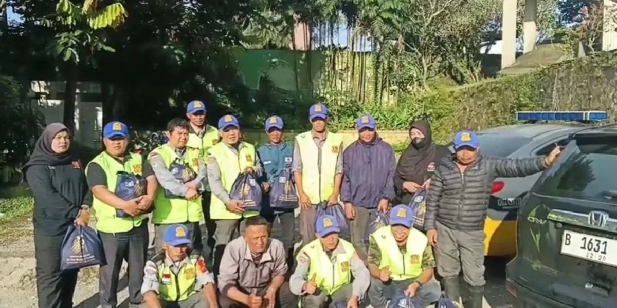 Kapolsek Megamendung AKP Desi Triana saat menyerahkan bantuan kepada Supeltas dalam program Polisi Baik Berbagi di bulan Ramadhan. (Ist)