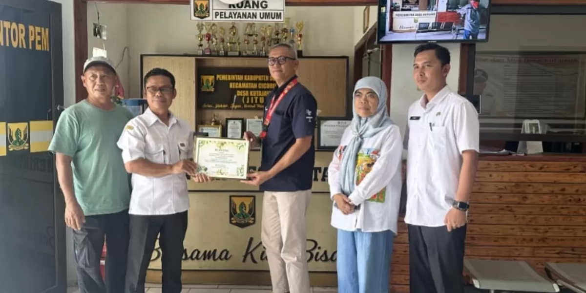 Penyerahan penghargaan Proklim kepada Desa Kutajaya atas komitmen warga dalam menjaga lingkungan berkelanjutan. (Ist)