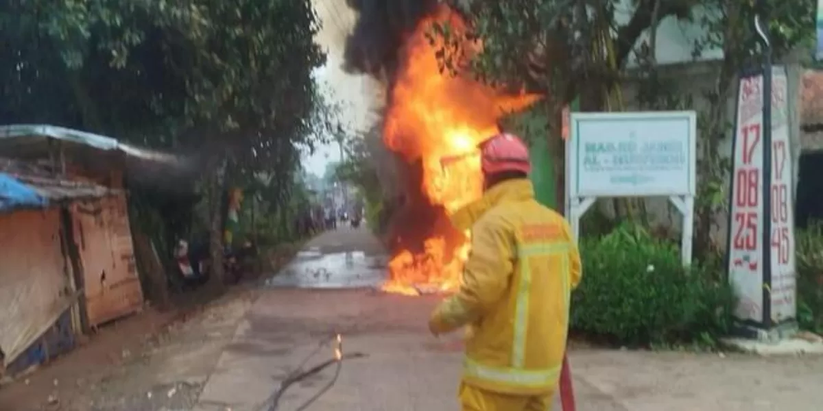 Petugas damkar memadamkan kebakaran warung di Gunung Sindur, pemilik alami luka bakar (Ist)