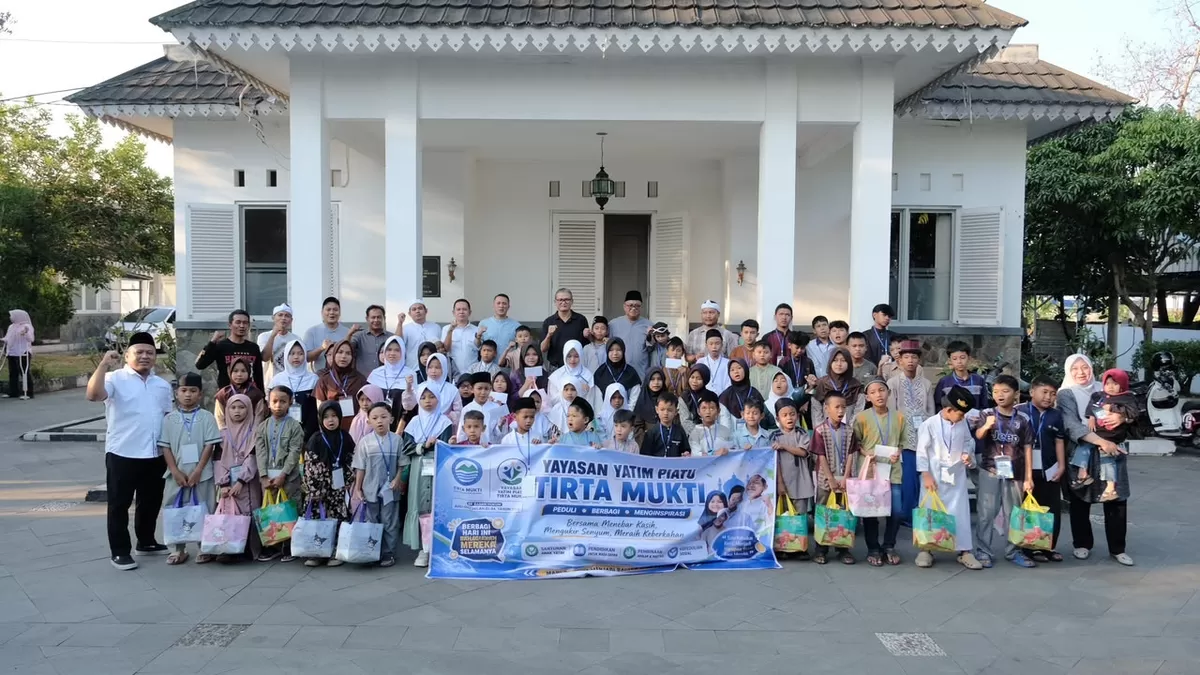 Penyerahan bantuan santunan secara simbolis kepada perwakilan anak yatim dalam rangkaian peringatan Hari Jadi Cianjur ke-349. (FOTO: Ist)
