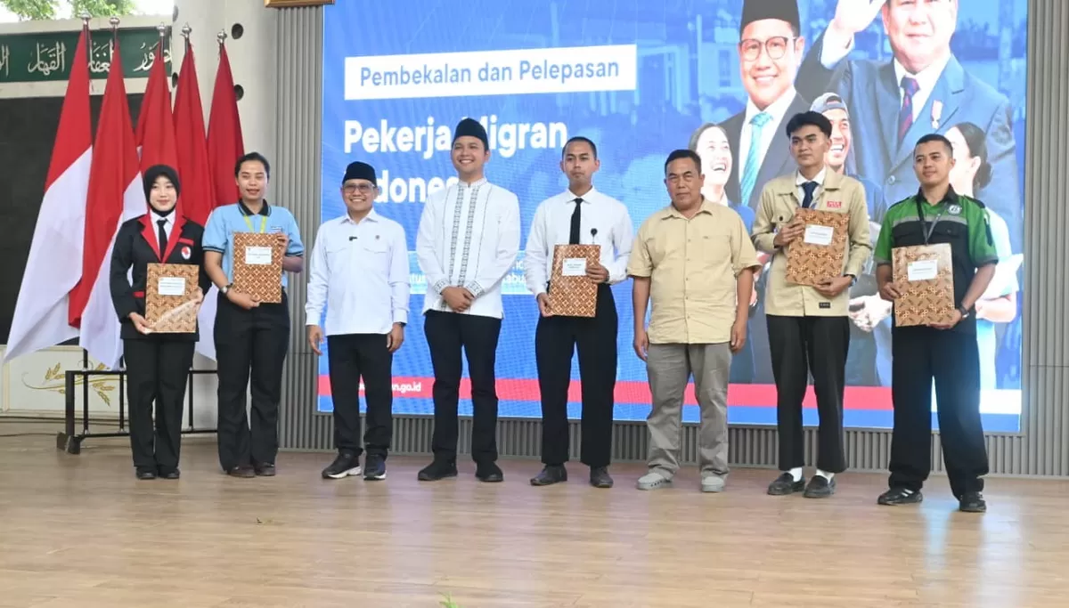 Menteri Koordinator Bidang Pemberdayaan Masyarakat A. Muhaimin Iskandar bersama Bupati Cianjur Mohammad Wahyu Ferdian melepas keberangkatan ratusan calon Pekerja Migran Indonesia (PMI) program SMK Go Global di Pendopo Kabupaten Cianjur. (FOTO: Ist)