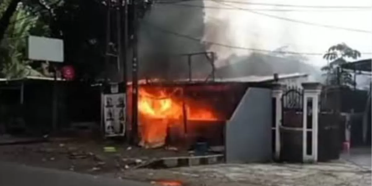 Petugas Damkar memadamkan kebakaran kamar kos di Bogor yang diduga akibat korsleting listrik (Ist)