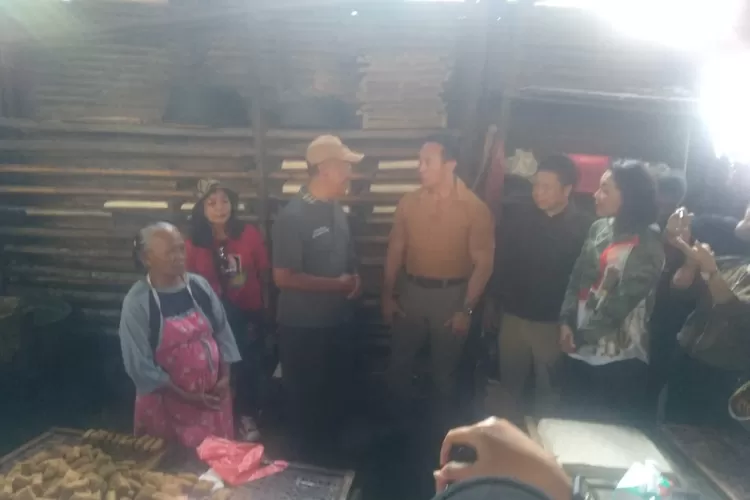 Andika Perkasa sambangi perajin tahu.  (Foto: Dok. Tim Kampanye)