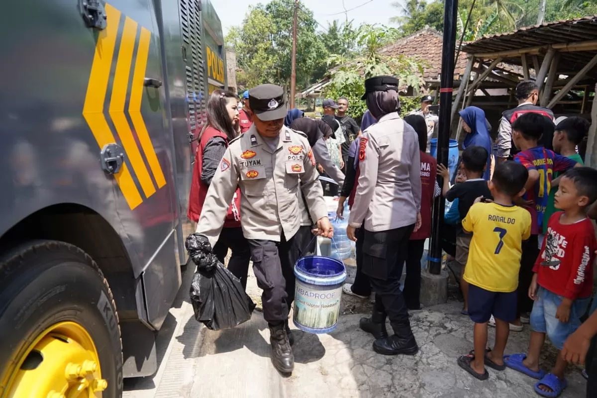 Foto: Bantuan air bersih dari armada Armoured Water Cannon (AWC) Polres Cianjur di Kampung Nanggeleng, Desa Cibaregbeg, Kecamatan Cibeber. (FOTO: Ist).