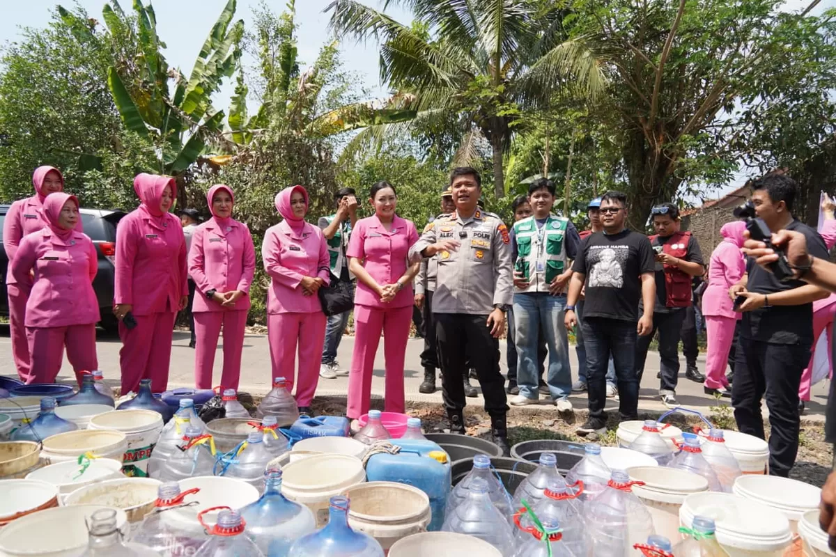 Foto: Polres Cianjur salurkan bantuan air bersih di Kampung Nanggeleng, Desa Cibaregbeg, Kecamatan Cibeber. (FOTO: Ist)