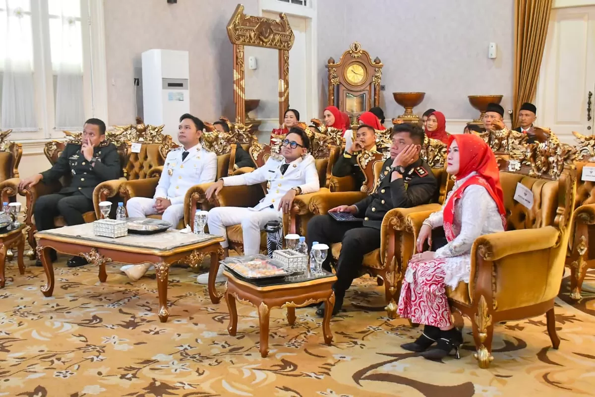 Kapolres Cianjur AKBP Dr. A. Alexander Yurikho Hadi mengikuti upacara peringatan detik-detik Proklamasi secara daring dari Ruang Garuda, Pendopo Bupati Cianjur. (FOTO: Ist).