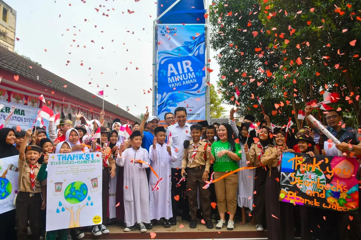 Bupati Cianjur dr. Mohammad Wahyu Ferdian meresmikan fasilitas Aquatower Filtration System di SD Negeri Kebonjeruk, Kecamatan Cilaku. (FOTO: Ist)