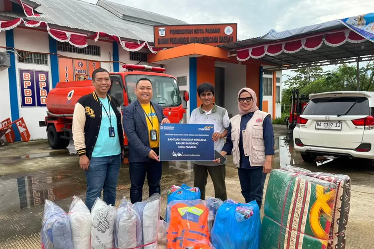 Bank Mandiri melalui sinergi relawan Mandiri Amal Insani bersama BPBD, pemerintah setempat, TNI, Polri telah menyalurkan lebih dari 2.000 paket bantuan untuk korban banjir dan longsor di Aceh, Sumut, dan Sumbar. (foto Bank Mandiri)