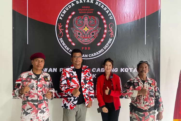 Ketua PBB DPC Kota Depok Edy Hotman Saragih bersama perwakilan Bank Sukma saat di Sekretariat PBB DPC Kota Depok. (ISTIMEWA)