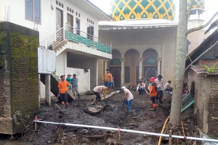 Satgas Penanggulangan Bencana Bersihkan Fasilitas Umum di Kabupaten Agam  (Humas Pemkab Agam )