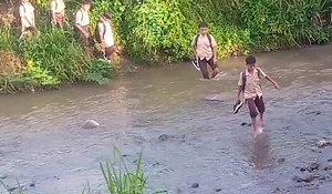 Pelajar di Dramaga Bogor Seberangi Sungai ke Sekolah, Anggota DPRD Ini Desak Segera Bangun Jembatan