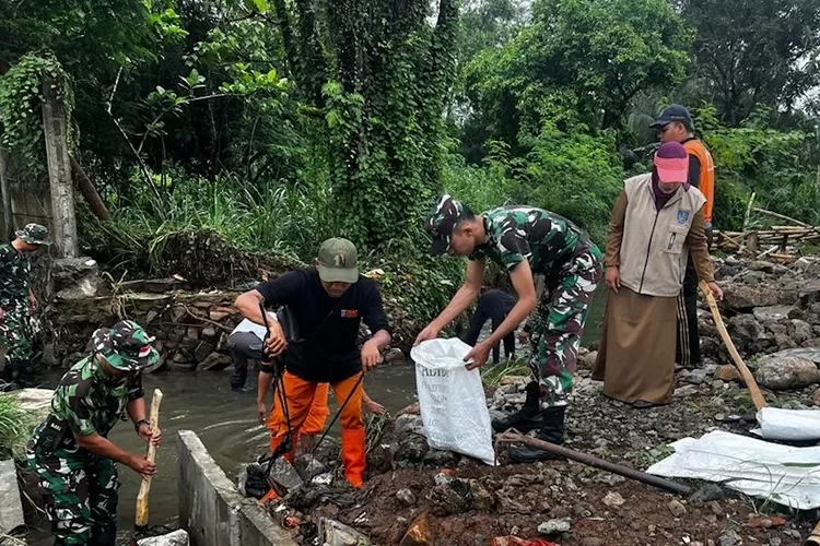 Kerja bakti yang di ikuti Forkopimka Tapos dalam penanganan permasalahan banjir yang kerap melanda RT2/12 Kelurahan Tapos, Kecamatan Tapos. (Radar Depok)