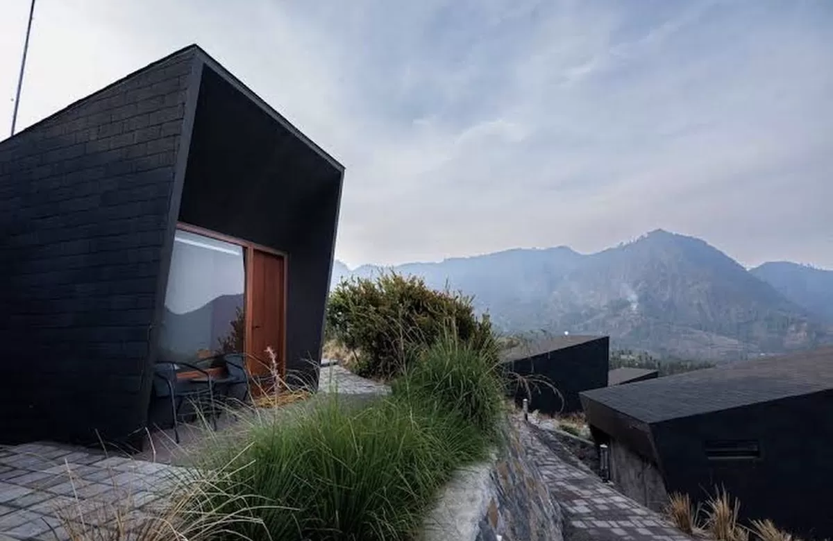 Senja, kabut, dan sajian hangat berpadu di ARTOTEL Cabin Bromo lewat The Late Shift. (Foto: Bromo Today/artotel)