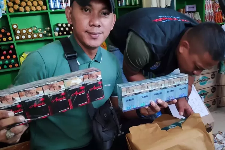 Satpol PP Kota Depok bersama bea cukai melakukan operasi bea cukai ilegal hasil tembakau di Kota Depok. (DOKUMEN SATPOL PP Kota Depok)
