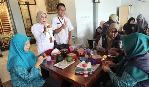 Keren! Cara Aparatur Kelurahan Tanah Baru Depok Cegah Peredaran Narkoba : Beri Pelatihan Merajut, Menyasar Emak-emak