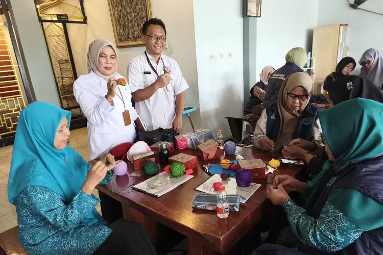 Sekretaris Kelurahan Tanah Baru, Kholifah (kiri) bersama Penggerak Swadaya BNN Kota Depok, Purwoko Nugroho, di Saung Mpo Anih Kelurahan Tanah Baru, Kecamatan Beji, Rabu (25/6).  (RISKY DWI LESTARI/RADAR DEPOK)