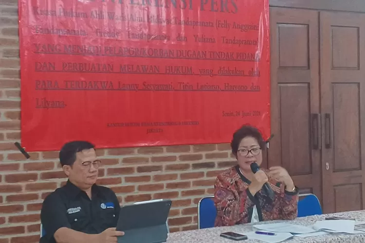 KETERANGAN : Kuasa Hukum Felly Tandaranata, Risma Situmorang saat bertemu awak media dan memberikan keterangan pers terkait sengketa lahan  dan bangunan di Jalan Kartini, Kauman, Kota Pekalongan. (KONTENJATENG.COM/Arif Prayoga)