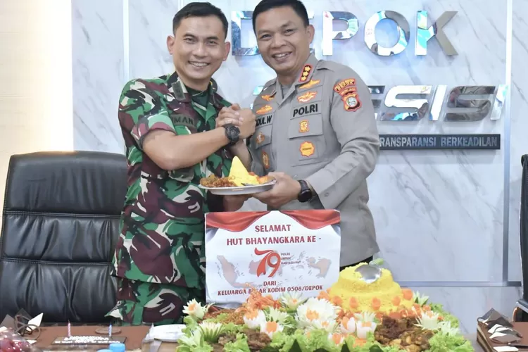 Komandan Kodim 0508/Depok, Kolonel Inf Iman Widhiarto dan Kapolres Metro Depok, Kompol Abdul Waras yang sedang menjabat tangan mencerminkan selamat Hari Bhayangkara ke-79, di Mapolres Metro Depok, Kelurahan Depok, Kecamatan Pancoranmas, Rabu (2/7).  (Istimewa)