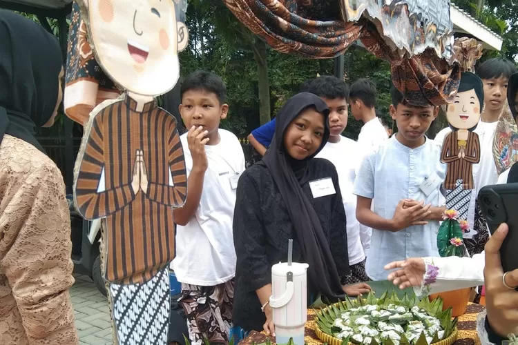 Pelaksanaan P5 di halaman SMPN 34 Depok, yang terletak pada Jalan Bhakti Karya, Kelurahan Pondok Cina, Kecamatan Beji.  (ANDIKA EKA/RADAR DEPOK)