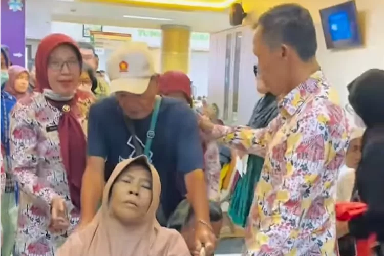 Wabup Jaro Ade berinteraksi dengan pasien RSUD Cibinong.