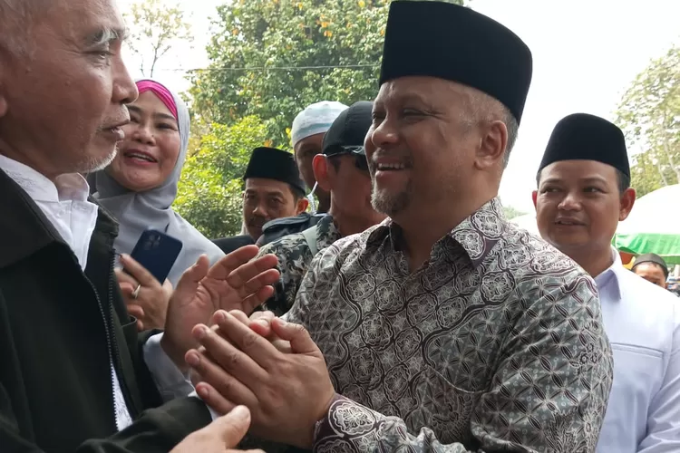Ilham Akbar Habibie bersama Pengasuh Pondok Pesantren Darut Tafsir KH Abdul Muiz. (Sofyansyah/Radar Bogor)
