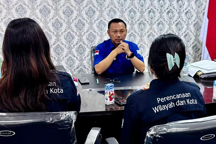 Kepala BPN Kota Depok Indra Gunawan menerima tiga mahasiswi Institut Teknologi Sumatera (Itera) Provinsi Lampung di ruang kerjanya, Rabu (31/7). (BPN Depok)