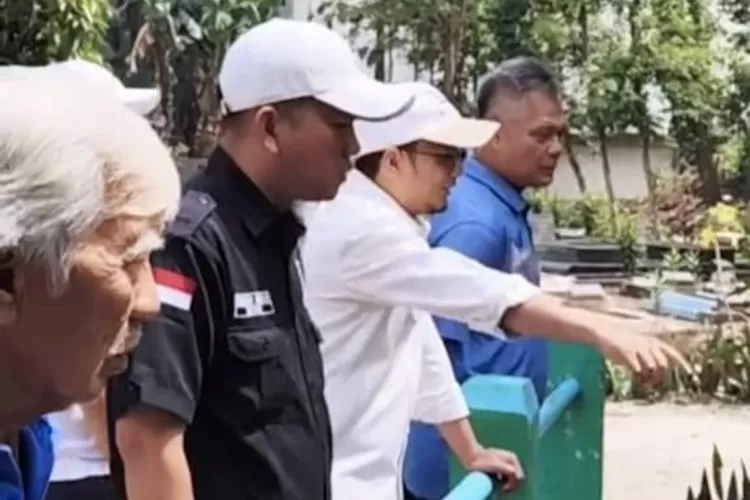 Ketua DPRD Kota Depok, Ade Supriyatna (kemeja putih), meninjau kegiatan normalisasi atau pelebaran aliran Kali Kompeni, di belakang Perumahan Puri Sriwedari, RW12, Kelurahan Harjamukti, Kecamatan Cimanggis. (Instagram Ade Supriyatna)