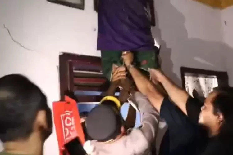 Detik-detik penangkapan Pimpinan Ponpes Bani Ma'mun Kobak Cikande. (Foto/X @bacottetangga__)