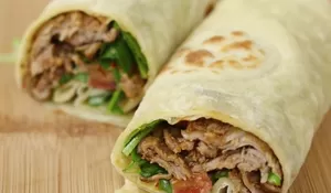 Anti Gengsi! Perempuan Cantik Asal Bogor ini Nekat Berjualan Kebab di Pinggir Jalan, Omset 1 Juta Per Hari