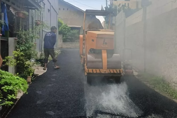 Pengaspalan yang dilakukan di Kelurahan Cipayung Jaya. (Radar Depok)