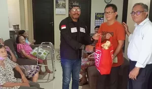 Longok Kepedulian SKOP di Hari Lahir Pancasila : Hangatkan Hati Lansia Panti Werda Berikan Bingkisan dan Buah Segar