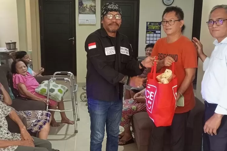 Ketua SKOP saat memberikan buah tangan di Panti Werda Sungai kehidupan RT2/7, Kelurahan Depok Kecamatan Pancoranmas, Senin (2/6).  (RISKYDWILESTARI/RADARDEPOK)