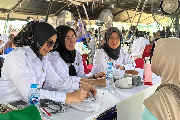 Lapas Cibinong berpartisipasi aktif dalam kegiatan pengobatan gratis, yang diselenggarakan Direktorat Jenderal Pemasyarakatan (Ditjenpas) bagi masyarakat Kelurahan Cipinang Besar Utara, Jakarta Timur, Rabu (27/8). (Lapas Cibinong)