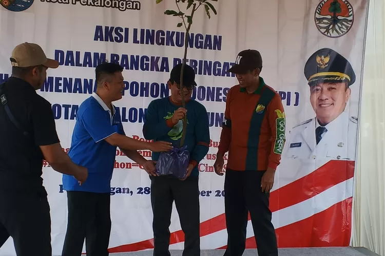 BIBIT : Perwakilan pelaku dunia usaha saat secara simbolis memberikan bibit pohon kepada Sekda&nbsp;Kota Pekalongan, Nur Priyantomo dan Kepala&nbsp;DLH Kota Pekalongan, Sri Budi Santoso. (KONTENJATENG.COM/Arif Prayoga)