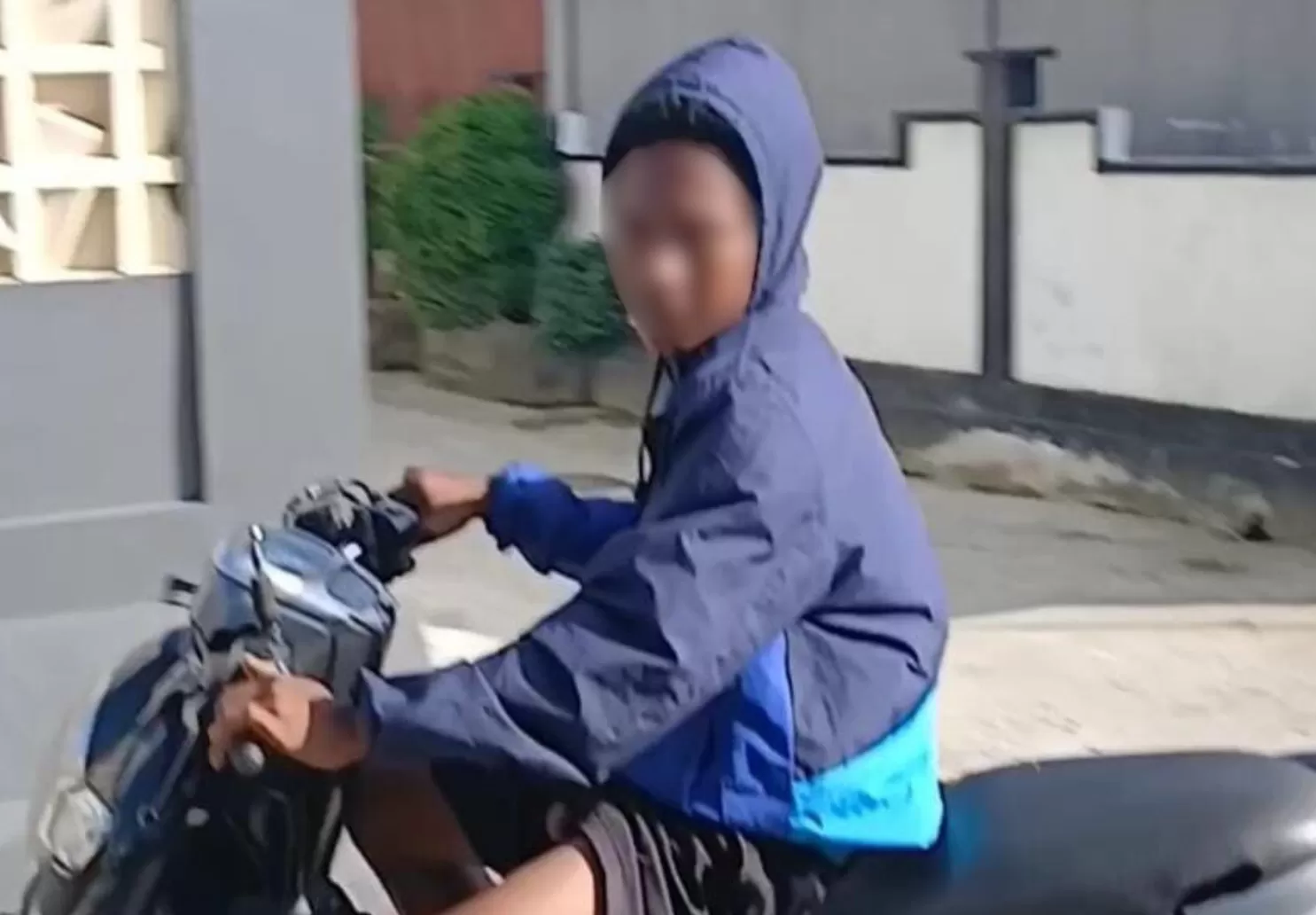 Terduga pelaku yang sempat direkam oleh salah satu korban di Kotaraja belum lama ini. Pelaku ini berkeliling menggunakan motor sambil menunjukkan alat vital kepada perempuan.  
