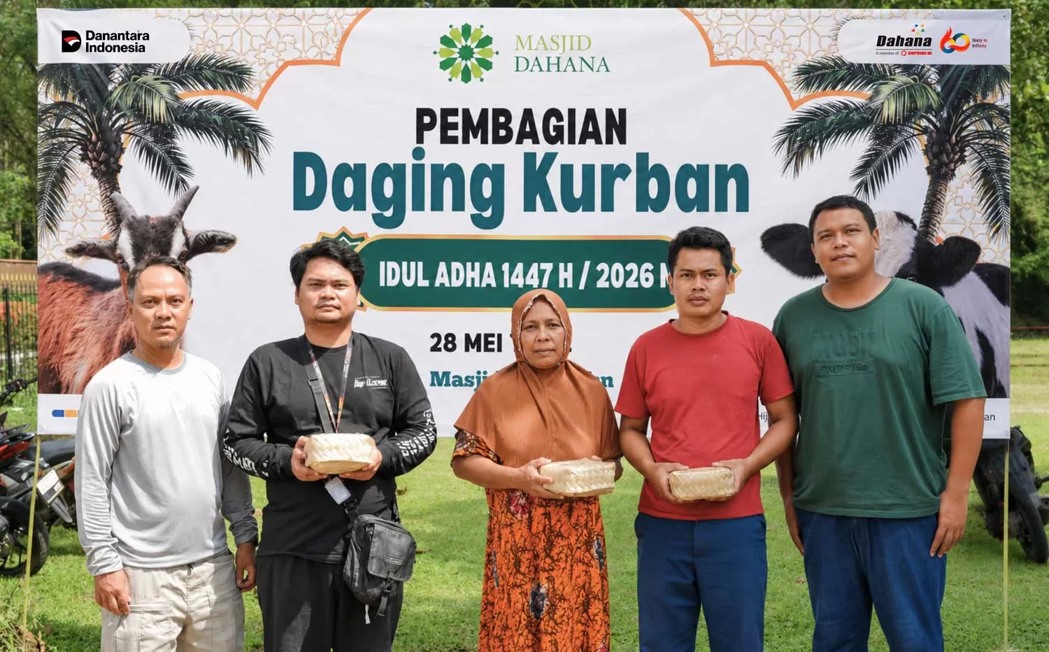 Kurban tahun ini terasa berbeda. PT Dahana menggunakan besek bambu untuk distribusi daging agar lebih ramah lingkungan.