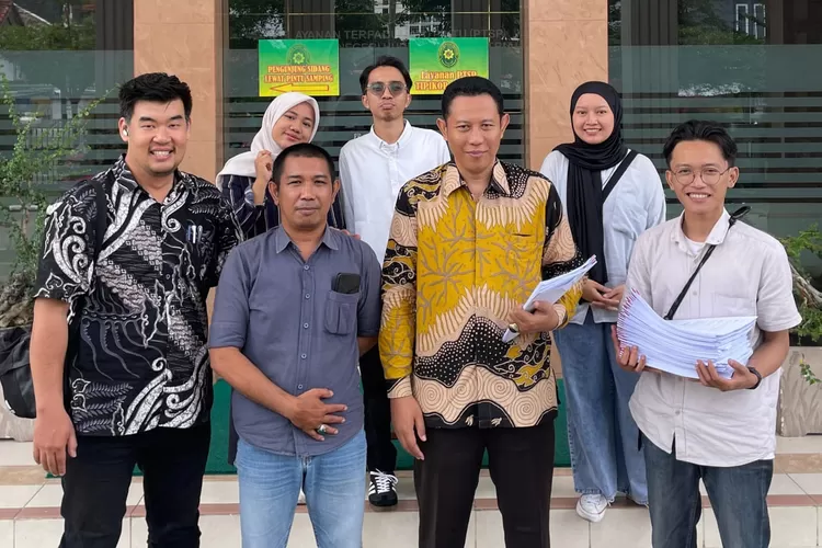 Tim Pusat Bantuan Hukum (PBH) Projotamansari mendaftarkan 40 gugatan ke Pengadilan Hubungan Industrial (PHI) Yogyakarta dalam satu hari. (Foto: Dok. Istimewa)