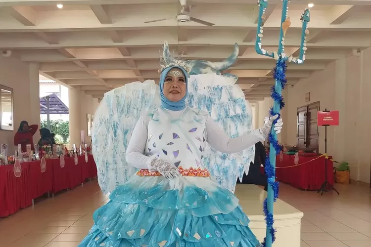 Ketua TP PKK Jatimulya, Supinah mengenakan kostum Ratu Ombak saat mengikuti Lomba Kostum Daur Ulang pada Jambore PKK Kota Depok di Kinasih Resort, Minggu (30/11). (DOKUMEN PEMKOT DEPOK)